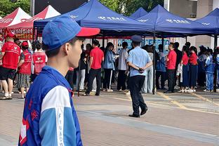 王大雷迎来35岁生日，中国男足全队在卡塔尔为其送上祝福